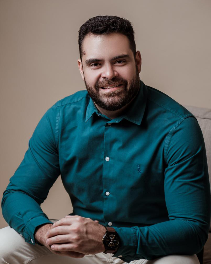 Dr. Wanderson Vargas, médico oftalmologista, sorrindo em retrato profissional